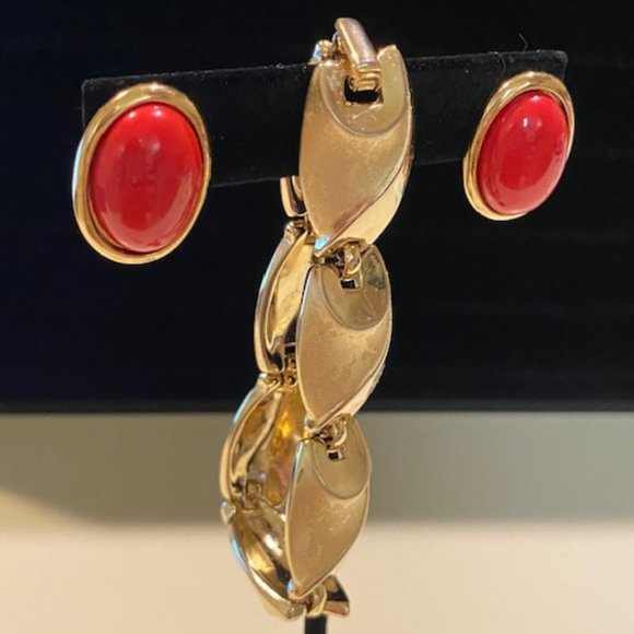 VTG Trifari Brushed Gold Bracelet and Red Earrings - Picture 6 of 7